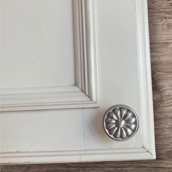 Stone Mill CP29-SN Satin Nickel Holland Cabinet Knob Flower Daisy W/ Hardware - Picture 3 of 10